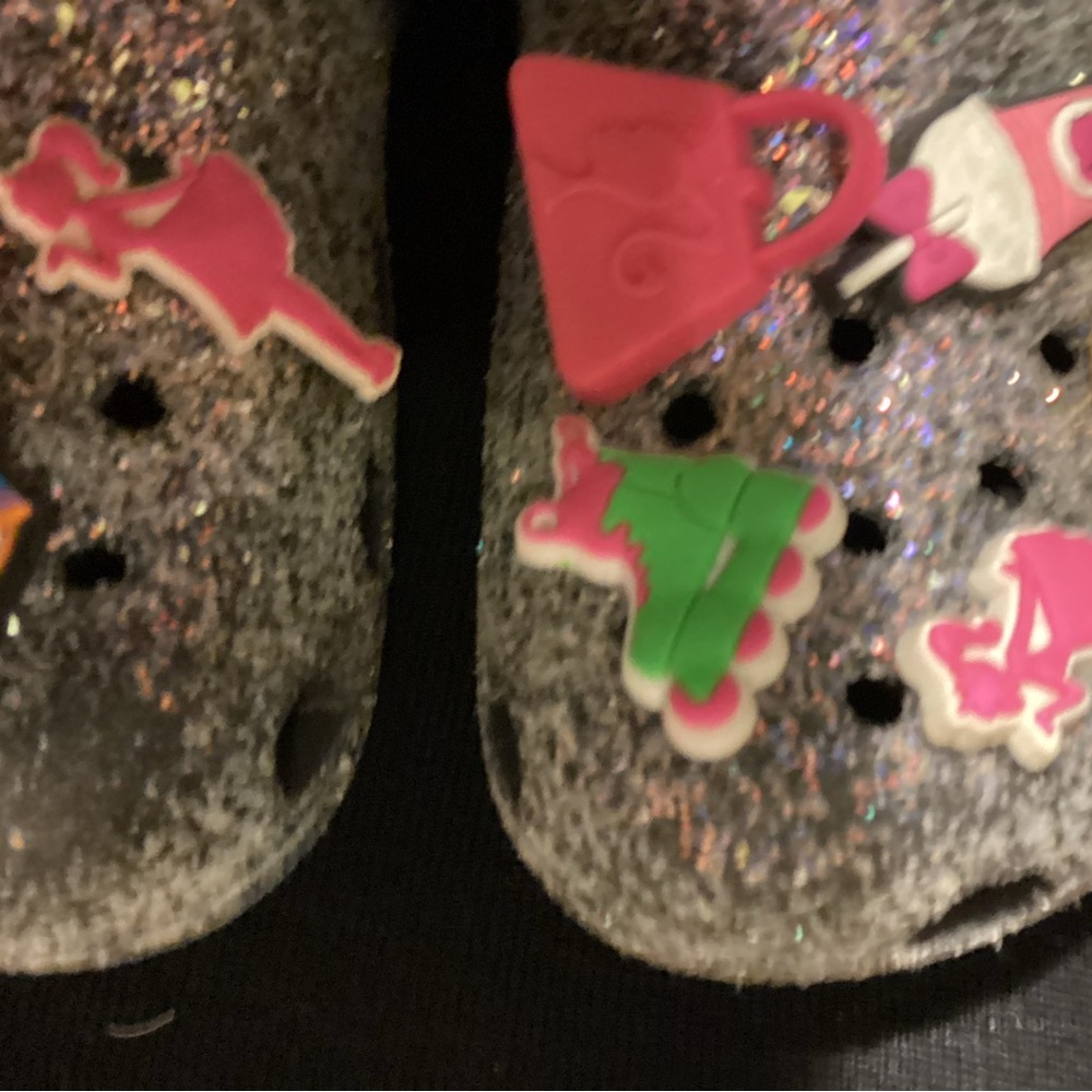 Kids Glitter Clogs Black sz9 w/ Charms (faded/worn top) - Picture 3 of 8